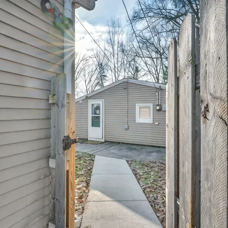 Fenced.Private Bungalow-CLE & BW.Dog Friendly!