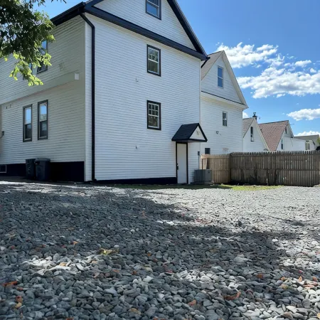 Charming 3-bedroom apartment in superb Schenectady with AC