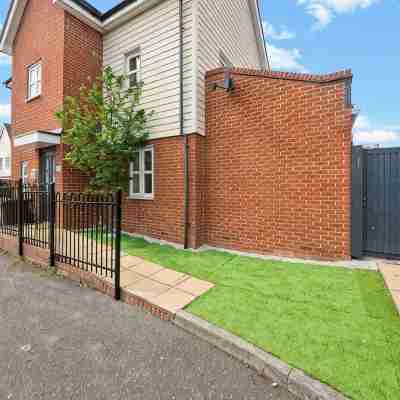 Radiant Retreat Ideal for LegoLand, Windsor, & LHR Hotel Exterior
