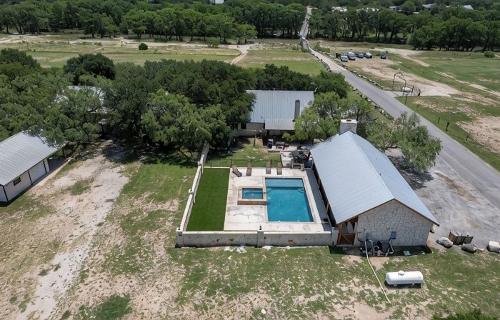 Ringers Lodge   Spacious 6-bedroom house on the River in charming Concan