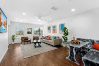 King & Queen Bed - Guadalupe Hip Haven - Near downtown New Braunfels!