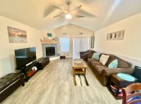 Cozy TownHouse 1/2 Block to Beach Access - Homestays
