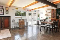 5 Bedroom Three Private Living Spaces on Main Street Cottonwood Walk to Old Town -  Habitaciones en casas particulares