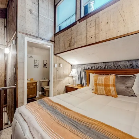 Cozy 2-bedroom condo 2/2 just blocks from base-with W/D and wifi