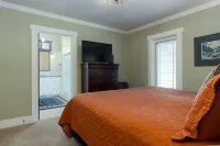 Historic Downtown │Walk Everywhere │Private Hot Tub │One Block to River