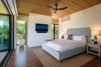 BEACHFRONT HOME 2 acres, Pool, Tennis, Volleyball. Like your own private resort! - Balkon