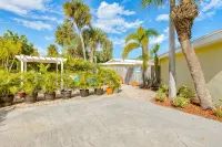 The Dolphin Den- Blocks to the Beach and River~Kayaks and Bikes provided! - Condos