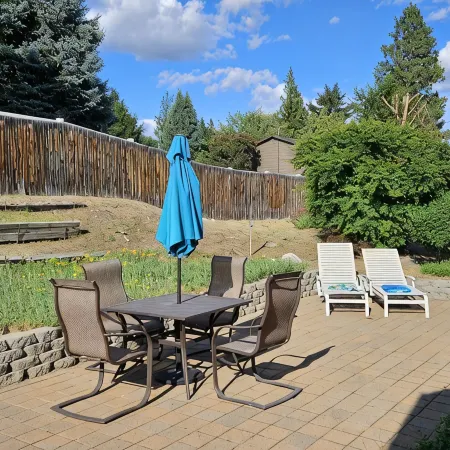 Charming, modern log cabin, steps to the lake. Bright & spacious. Ideal escape!