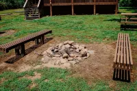 Country Life~ Hot Tub, Pool Table, Foosball, Fire Pit and Short Stroll to Creek.