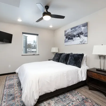 Spacious & Industrial Condo - Perfect for the Whole Gang! Dogs Ok & Great Rates!
