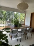 Designer home surrounded by beautiful garden- secure parking, remote check in - Boutique