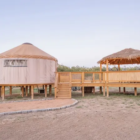 Cockatoo Yurt/Cold A/C! Hot Tub/Grill/Close to Town/River Yurt Village
