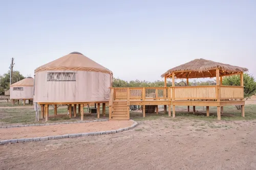 Cockatoo Yurt/Cold A/C! Hot Tub/Grill/Close to Town/River Yurt Village - 샬레 호텔