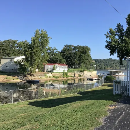 New to VRBO. Lakefront, fishing and swim dock.   Cabin fully equipped very comfy