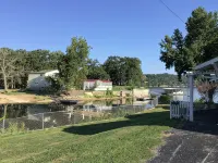 New to VRBO. Lakefront, fishing and swim dock.   Cabin fully equipped very comfy - シャレー