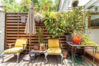 Marvelous, Art-Filled Loft with a Garden Terrace - บังกะโล