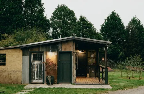 Converted milking shed on a working horse stud - บังกะโล