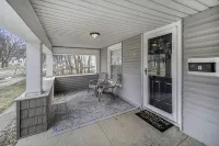 Updated Modern & Spacious 2 bed Apartment Near Everything!