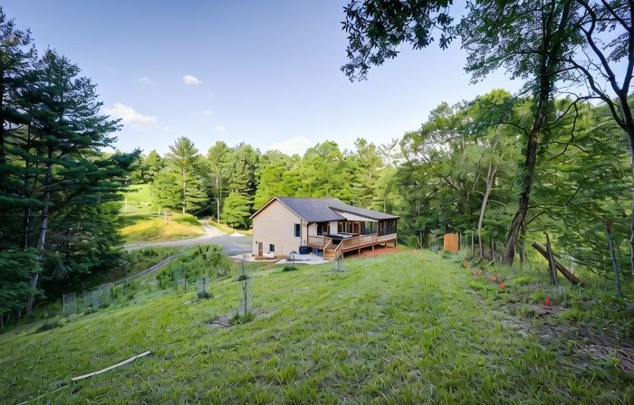 Cozy & Private Cottage, Luxurious Hot Tub at Blue Ridge Mountains Countryside