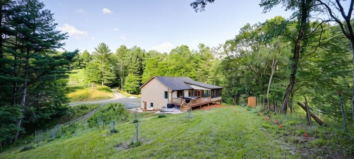 Cozy & Private Cottage, Luxurious Hot Tub at Blue Ridge Mountains Countryside Hoteles en Condado de Mitchell