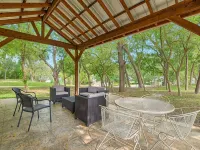 Cottage Near Lake Austin - Country Houses