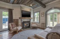 Old Maine style w/ modern amenities - dog friendly