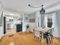 Beach Retreat - 5 Beds , 2 Kitchens @ Salt Island- Westbrook -Walk to Water Hotéis em Westbrook