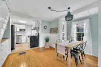 Beach Retreat - 5 Beds , 2 Kitchens @ Salt Island- Westbrook -Walk to Water