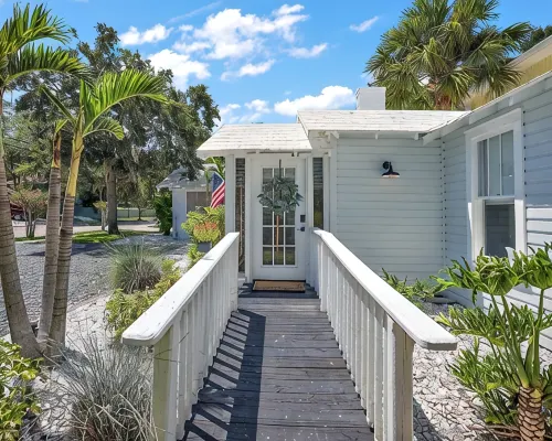 1 Min Walk to Downtown! Outdoor Patio! 5 Star Luxury! Golf Cart Rental! Hotels in Mount Dora