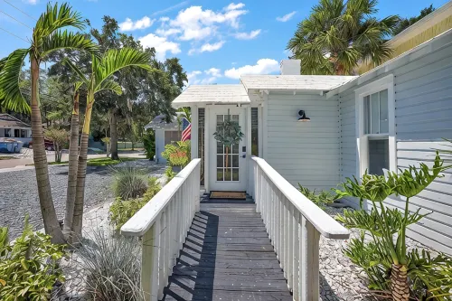 1 Min Walk to Downtown! Outdoor Patio! 5 Star Luxury! Golf Cart Rental!