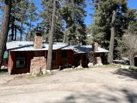 Bigfoot's Bunkhouse! Cozy Cabin, Cool Breeze Dogs Welcome! 45 min to white sands Hotels in Cloudcroft
