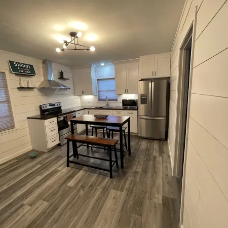 Pet friendly 2/1 home - 1 block to downtown Shiner