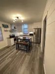 Pet friendly 2/1 home - 1 block to downtown Shiner - Wifi