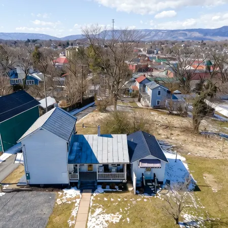 Lovely, Clean and Walkable in the Town of Luray.