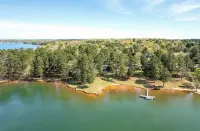 Beautiful villa on Lake Hartwell, stunning views, large deck for family to enjoy - 4-Star