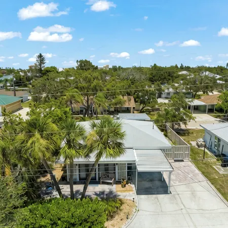 Beautiful Nokomis Beach Cottage. Walk to Beach w/Tranquil & Private Patio