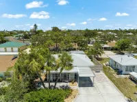 Beautiful Nokomis Beach Cottage. Walk to Beach w/Tranquil & Private Patio - 4-Star