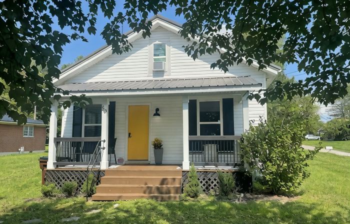Modern 3Bed 2Bath, Short Drive to Rrg, Walk to Stores and Restaurants! So Clean!