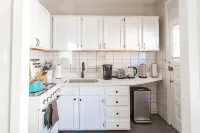 Vintage Escape 1Br Two Blocks Away from Beach - Holiday bungalows