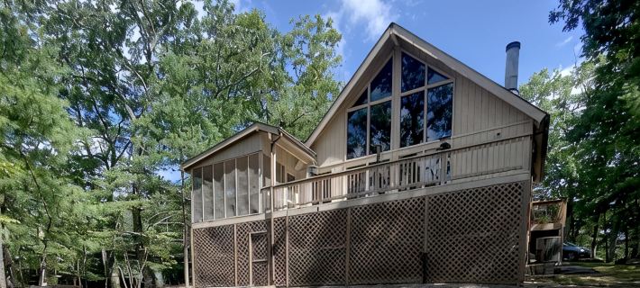 Peaceful Pines, luxury 4-bed, mid-century cabin Hotels in Berkeley County