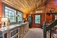 Historic Cabin in Little Switzerland w/Fire Pit-Walk to village and shops!