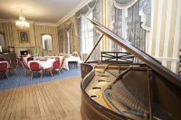 Norfolk Arms Hotel - breakfast