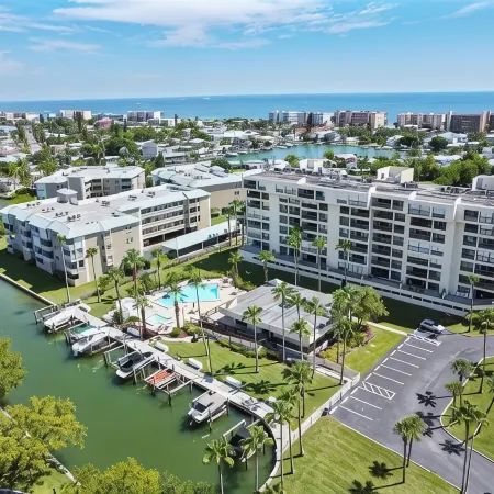 Fully renovated penthouse: 5 min walk to Madeira Beach ~ Come enjoy our oasis!