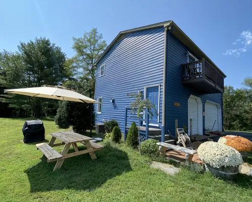 Vineyard Carriage House with High Speed Internet. Hotels in Greene County