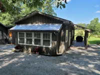 Romantic Couples Cottage, Large Covered Deck with Hot Tub, TV,  Couches, Firepit - Hytter