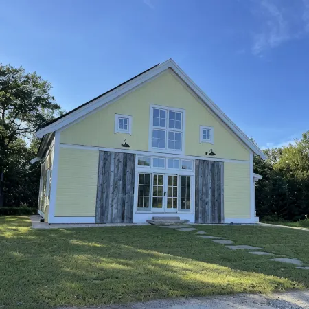 Beautiful farmhouse with hiking trails/kayaking. 5 minutes to town or ocean!