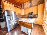 The Brick Street Suite, high ceilings, historic brick street location - Homestays