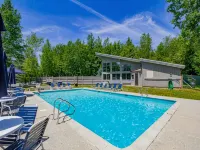 NEW Ski in/out condo with Mt views, hot tub, porch, gym & wifi!