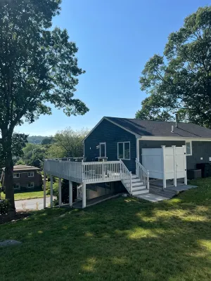 Sunny Beach Getaway-Outdoor Shower, Big Deck, Walk to Coffee+Ice Cream-Sleeps 10 - Beach