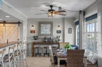 Waterfront Retreat~Central Location~Walk to the Beach~Beach Gear Provided - 3-Star